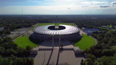 Berlin, Almanya 'daki Hertha bsc Futbol Stadyumu' nun havadan görünüşü yaz günü yemyeşil ile çevrilidir. hız rampası hiper hareket zaman aşımı 