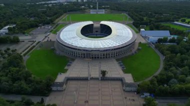 Günbatımında Olympiastadion Berlin 'in havadan görünüşü çan kulesini, park alanlarını ve şehrin ufuk çizgisini gösteriyor. hız rampası hiper hareket zaman aşımı 