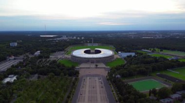 Günbatımında Olympiastadion Berlin 'in havadan görünüşü çan kulesini, park alanlarını ve şehrin ufuk çizgisini gösteriyor. hız rampası hiper hareket zaman aşımı 