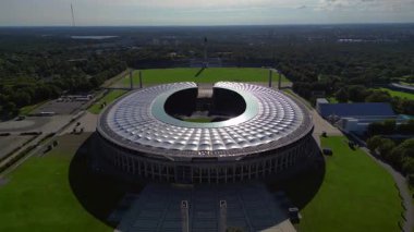 Berlin, Almanya 'daki Hertha bsc Futbol Stadyumu' nun havadan görünüşü yaz günü yemyeşil ile çevrilidir. İHA alçalıyor 