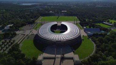 Berlin, Almanya 'daki Hertha bsc Futbol Stadyumu' nun havadan görünüşü yaz günü yemyeşil ile çevrilidir. İHA kamerası aşağıya bakıyor 