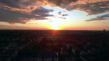 Berlin şehir binaları üzerinde bulutlu altın gün batımı manzarası. panorama genel görünüm dronu 