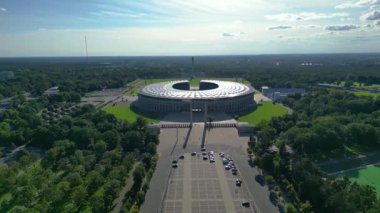Berlin, Almanya 'daki Hertha bsc Futbol Stadyumu' nun havadan görünüşü yaz günü yemyeşil ile çevrilidir. İticileri ileri çalıştır 