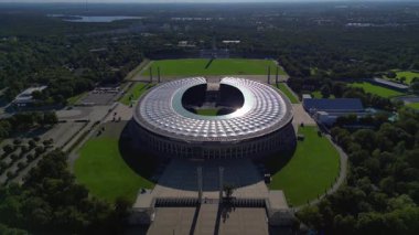 Berlin, Almanya 'daki Hertha bsc Futbol Stadyumu' nun havadan görünüşü yaz günü yemyeşil ile çevrilidir. İHA alçalıyor 
