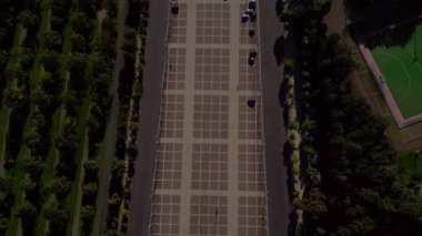 Berlin, Almanya 'daki Hertha bsc Futbol Stadyumu' nun havadan görünüşü yaz günü yemyeşil ile çevrilidir. Drone 'u yukarı eğ 