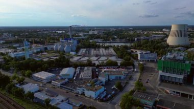 Berlin 'deki kanalizasyon arıtma tesisinde dairesel netleştiriciler, anaerobik sindirim cihazları ve diğer atık su işleme altyapısı bulunuyor. uçuş üstü insansız hava aracı 