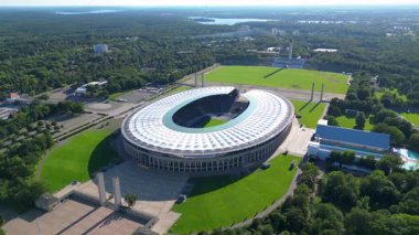 Berlin, Almanya 'daki Hertha bsc Futbol Stadyumu' nun havadan görünüşü yaz günü yemyeşil ile çevrilidir. geniş yörünge görünümü dronu 