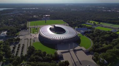 Güneşli yaz gününde Olympiastadion Berlin 'in hava manzarası çevredeki ağaçları ve otoparkı gösteriyor. hız rampası hiper hareket zaman aşımı 
