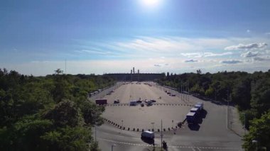 Güneşli yaz gününde Olympiastadion Berlin 'in hava manzarası çevredeki ağaçları ve otoparkı gösteriyor. hız rampası hiper hareket zaman aşımı 