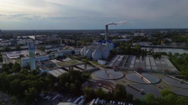 Berlin 'deki kanalizasyon arıtma tesisinde dairesel netleştiriciler, anaerobik sindirim cihazları ve diğer atık su işleme altyapısı bulunuyor. hız rampası hiper hareket zaman aşımı 