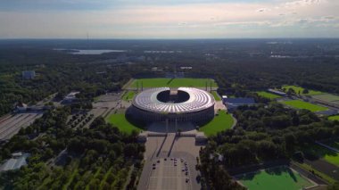 Güneşli yaz gününde Olympiastadion Berlin 'in hava manzarası çevredeki ağaçları ve otoparkı gösteriyor. hız rampası hiper hareket zaman aşımı 