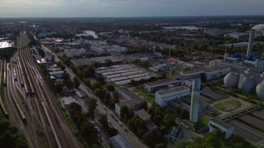 Berlin 'deki kanalizasyon arıtma tesisinde dairesel netleştiriciler, anaerobik sindirim cihazları ve diğer atık su işleme altyapısı bulunuyor. statik üç ayaklı insansız hava aracı 