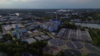 Berlin 'deki kanalizasyon arıtma tesisinde dairesel netleştiriciler, anaerobik sindirim cihazları ve diğer atık su işleme altyapısı bulunuyor. panorama genel görünüm dronu 