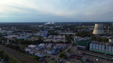 Berlin 'deki kanalizasyon arıtma tesisinde dairesel netleştiriciler, anaerobik sindirim cihazları ve diğer atık su işleme altyapısı bulunuyor. panorama genel görünüm dronu 