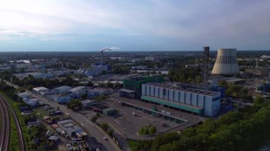 Atık yakma tesisi, yeni enerji kaynaklarına atık, atmosferi kirletmek ve iklim değişikliğine katkıda bulunmak. Yukarıdan drone atışı 