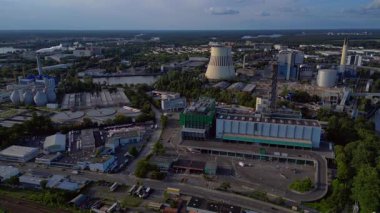 Atık yakma tesisi, yeni enerji kaynaklarına atık, atmosferi kirletmek ve iklim değişikliğine katkıda bulunmak. panorama genel görünüm dronu 