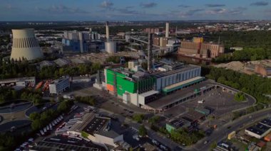 Atık yakma tesisi, yeni enerji kaynaklarına atık, atmosferi kirletmek ve iklim değişikliğine katkıda bulunmak. Drone 'u yukarı eğ 