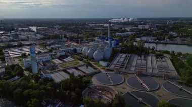 Berlin 'deki kanalizasyon arıtma tesisinde dairesel netleştiriciler, anaerobik sindirim cihazları ve diğer atık su işleme altyapısı bulunuyor. İHA alçalıyor 
