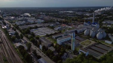 Berlin 'deki kanalizasyon arıtma tesisinde dairesel netleştiriciler, anaerobik sindirim cihazları ve diğer atık su işleme altyapısı bulunuyor. Eşsiz hava görüntüleme uçuşu 