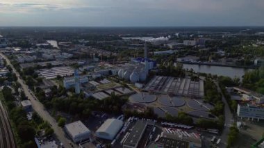 Berlin 'deki kanalizasyon arıtma tesisinde dairesel netleştiriciler, anaerobik sindirim cihazları ve diğer atık su işleme altyapısı bulunuyor. Yukarıdan drone atışı 