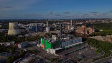 Atık yakma tesisi, yeni enerji kaynaklarına atık, atmosferi kirletmek ve iklim değişikliğine katkıda bulunmak. geniş yörünge görünümü dronu 