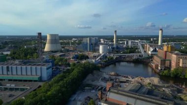 Atık yakma tesisi, yeni enerji kaynaklarına atık, atmosferi kirletmek ve iklim değişikliğine katkıda bulunmak. panorama genel görünüm dronu 