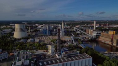Atık yakma tesisi, yeni enerji kaynaklarına atık, atmosferi kirletmek ve iklim değişikliğine katkıda bulunmak. panorama yörünge dronu 
