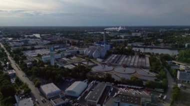 Berlin 'deki kanalizasyon arıtma tesisinde dairesel netleştiriciler, anaerobik sindirim cihazları ve diğer atık su işleme altyapısı bulunuyor. İticileri ileri çalıştır 