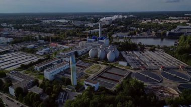 Berlin 'deki kanalizasyon arıtma tesisinde dairesel netleştiriciler, anaerobik sindirim cihazları ve diğer atık su işleme altyapısı bulunuyor. Yukarıdan drone atışı 