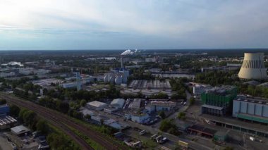 Berlin 'deki kanalizasyon arıtma tesisinde dairesel netleştiriciler, anaerobik sindirim cihazları ve diğer atık su işleme altyapısı bulunuyor. İHA alçalıyor 