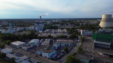 Berlin 'deki kanalizasyon arıtma tesisinde dairesel netleştiriciler, anaerobik sindirim cihazları ve diğer atık su işleme altyapısı bulunuyor. Ters İHA uçuşu 