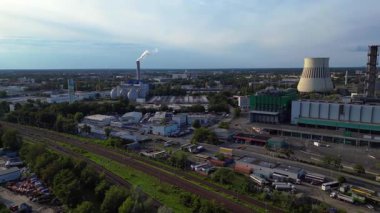 Atık yakma tesisi, yeni enerji kaynaklarına atık, atmosferi kirletmek ve iklim değişikliğine katkıda bulunmak. panorama genel görünüm dronu 