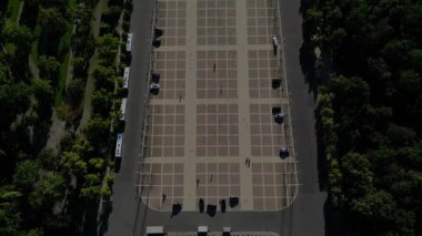 Güneşli yaz gününde Olympiastadion Berlin 'in hava manzarası çevredeki ağaçları ve otoparkı gösteriyor. Drone 'u yukarı eğ 