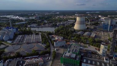 Berlin 'deki kanalizasyon arıtma tesisinde dairesel netleştiriciler, anaerobik sindirim cihazları ve diğer atık su işleme altyapısı bulunuyor. panorama genel görünüm dronu 