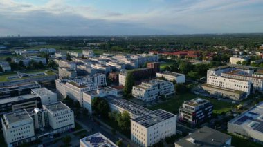 Berlins Adlershof bölgesinde yeşil alanları birleştiren modern kentsel gelişim sürdürülebilir kentsel planlama sergiliyor. Yukarıdan aşağıya doğru uçur 