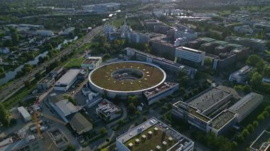Modern binaları, üniversitesi ve ikonik BESSY II senkrotron tesisi olan Berlin Adlershof Science and Technology Park. Hız rampası hiper hareket zamanı hızlandırılmış panorama yörünge dronu 
