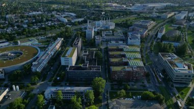Modern binaları, üniversitesi ve ikonik BESSY II senkrotron tesisi olan Berlin Adlershof Science and Technology Park. statik üç ayaklı insansız hava aracı 