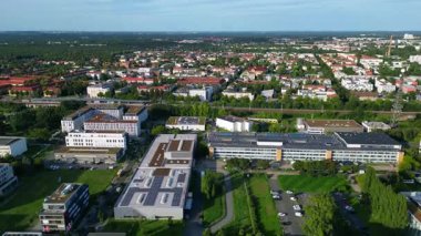 Berlins Adlershof bölgesinde yeşil alanları birleştiren modern kentsel gelişim sürdürülebilir kentsel planlama sergiliyor. Sol İHA 'ya dön 