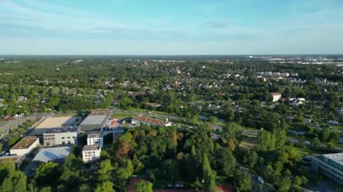 Yoğun bir ormanın içine yerleştirilmiş çok sayıda tenis kortunun havadan görünüşü şehrin kalbine huzurlu bir kaçış sağlıyor. İHA 'yı eğ 