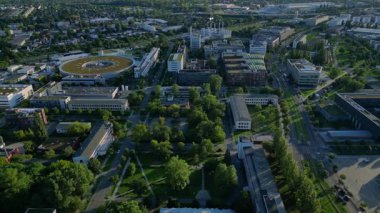 Modern binaları, üniversitesi ve ikonik BESSY II senkrotron tesisi olan Berlin Adlershof Science and Technology Park. İHA kamerası aşağıya bakıyor 
