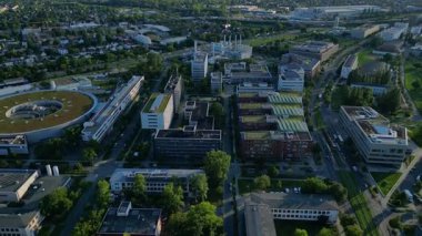 Modern binaları, üniversitesi ve ikonik BESSY II senkrotron tesisi olan Berlin Adlershof Science and Technology Park. İHA 'nın üzerinden ters uçuş yap 