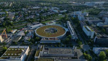 Modern binaları, üniversitesi ve ikonik BESSY II senkrotron tesisi olan Berlin Adlershof Science and Technology Park. Yukarıdan aşağıya doğru uçur 