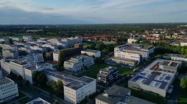 Berlins Adlershof bölgesinde yeşil alanları birleştiren modern kentsel gelişim sürdürülebilir kentsel planlama sergiliyor. Sağ drona döndür 