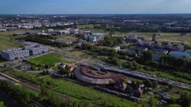 Tarihi lokomotif kulübesi ve tren garı çevresindeki şehir manzarası ve sanayi mirası ile dolu. İHA alçalıyor 