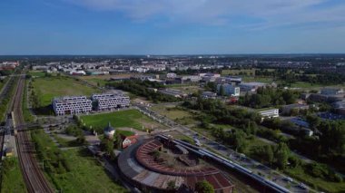 Tarihi lokomotif kulübesi ve tren garı çevresindeki şehir manzarası ve sanayi mirası ile dolu. İHA 'yı eğ 