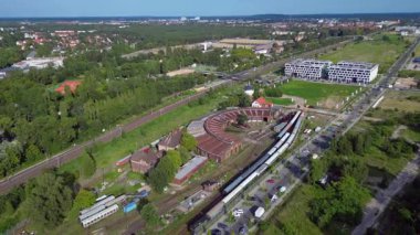 Tarihi lokomotif kulübesi ve tren garı çevresindeki şehir manzarası ve sanayi mirası ile dolu. Yukarıdan drone atışı 