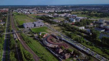 Tarihi lokomotif kulübesi ve tren garı çevresindeki şehir manzarası ve sanayi mirası ile dolu. Drone görüntülerini daire içine al 
