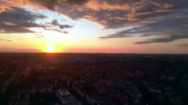 Berlin şehir binaları üzerinde bulutlu altın gün batımı manzarası. panorama genel görünüm dronu 