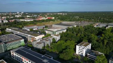 Berlin Adlershof, Almanya 'da ofisleri ve ses sahneleriyle çevrili modern film stüdyoları. hız rampası hiper hareket zaman aşımı 