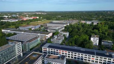 Berlin Adlershof, Almanya 'da ofisleri ve ses sahneleriyle çevrili modern film stüdyoları. Hız rampası hiper hareket zaman aşımı sineği ileri it 